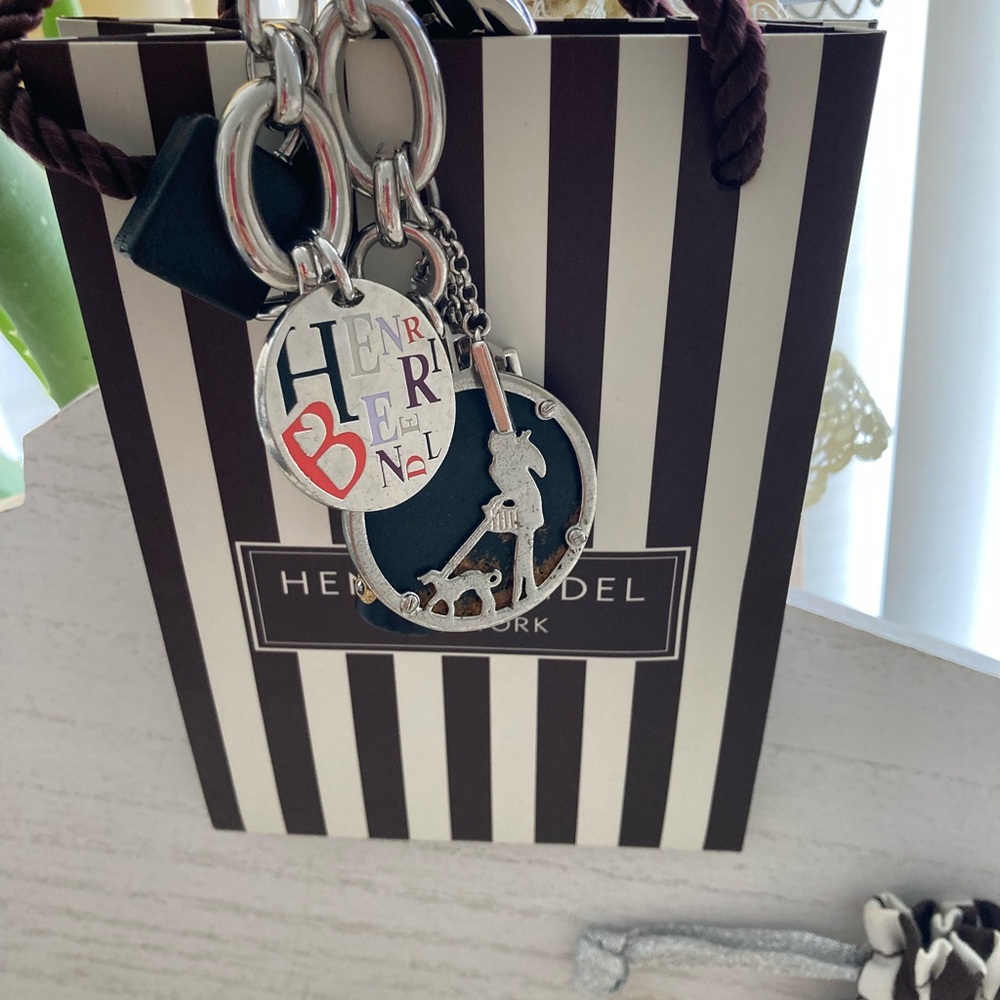 " HENRI BENDEL” CLASSIC CHARM BRACELET, COLLECTIBLE BEAUTIFULperfect condition. - Picture 12 of 12